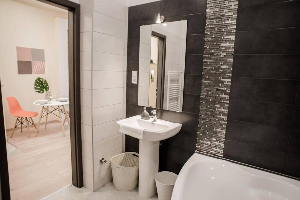 New Luxury Apartment In The Center With A/C Budapest Kültér fotó